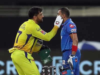 IPL मैच में दिखी खेल भावना, पृथ्वी साव की आंख साफ करते नजर आए महेंद्र सिंह धोनी