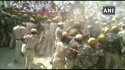 हरियाणा में बर्खास्त PTI टीचर्स और पुलिस के बीच जमकर झड़प, बैरिकेट्स टूटे