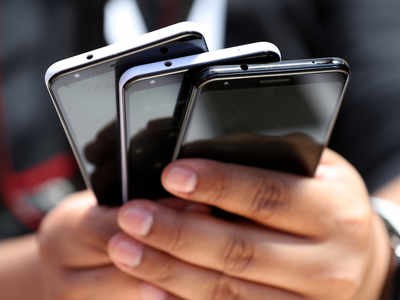 डबल हुई ₹15,000 से महंगे फोन्स की सेल, सस्ते स्मार्टफोन्स से यूजर्स का मोहभंग