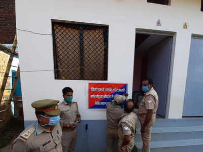 gorakhpur news: शातिर अपराधी गणेश गौंड की संपत्ति जब्त, मकान पर लगा पोस्‍टर