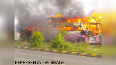 Pakistan News: कराची में बस में लगी आग, 13 यात्रियों की जलकर मौत, 5 घायल