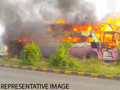 Pakistan News: कराची में बस में लगी आग, 13 यात्रियों की जलकर मौत, 5 घायल