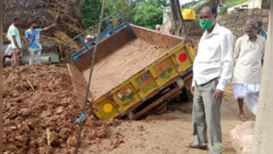 ಎರಡು ಕಡೆ ಭೂ ಕುಸಿತ,ಪಾರಾದ ಜಾನುವಾರು