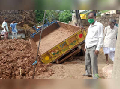 ಎರಡು ಕಡೆ ಭೂ ಕುಸಿತ,ಪಾರಾದ ಜಾನುವಾರು