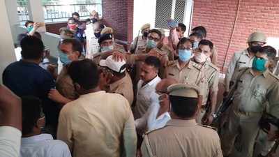अलीगढ़ः नाकेबंदी के बावजूद पुलिस-प्रशासन को चकमा दे, गैंगरेप पीड़िता से मिलने पहुंचे भीम आर्मी के चीफ चंद्रशेखर आजाद