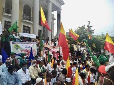 ಬೆಂಗಳೂರಿನ ಟೌನ್‌ಹಾಲ್‌ ಬಳಿ ಹಾರಿದ ಹಸಿರು ಬಾವುಟ; ಉರುಳು ಸೇವೆ, ನೇಗಿಲು ಹಿಡಿದು ಪ್ರತಿಭಟನೆ!