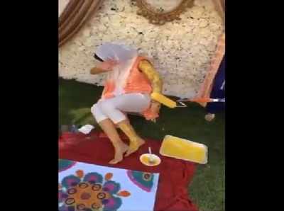 Hilarious Video : ಸಾಮಾಜಿಕ ಅಂತರಕ್ಕೆ ಒತ್ತು : ಪೇಂಟ್ ರೋಲರ್ ಬಳಸಿ ಅರಿಶಿನ ಶಾಸ್ತ್ರ...!