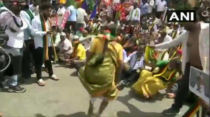 कर्नाटक: बेंगलुरु में कृषि कानून के विरोध में अजीबोगरीब धरना, विडियो वायरल