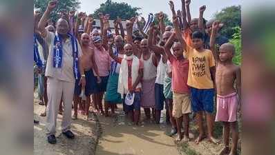 Ghazipur News: गाजीपुर में सड़क के लिए ग्रामीणों ने सर मुंडवाकर किया प्रदर्शन