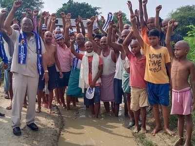 Ghazipur News: गाजीपुर में सड़क के लिए ग्रामीणों ने सर मुंडवाकर किया प्रदर्शन