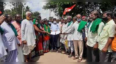 ರೈತ ವಿರೋಧಿ ಮಸೂದೆಗಳನ್ನು ಖಂಡಿಸಿ ಸವದತ್ತಿಯಲ್ಲಿ  ಮಾನವ ಸರಪಳಿ ನಿರ್ಮಿಸಿ ರೈತರ ಪ್ರತಿಭಟನೆ