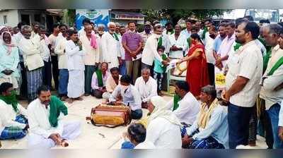 ಹೊಸೂರ ಗ್ರಾಮದಲ್ಲಿ ಮಡಿವಾಳೇಶ್ವರ ಆತ್ಮ ಕಬ್ಬು ಬೆಳಗಾರರ ಸಂಘದಿಂದ ಭಜನೆ ಮೂಲಕ ರೈತರ ಪ್ರತಿಭಟನೆ