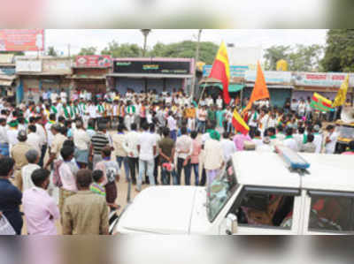 ಮಾನವ ಸರಪಳಿ ನಿರ್ಮಿಸಿ ಪ್ರತಿಭಟನೆ