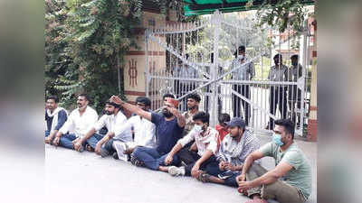 BHU की स्कूल प्रवेश परीक्षा के खिलाफ छात्रों ने खोला मोर्चा, कुलपति आवास पर धरना