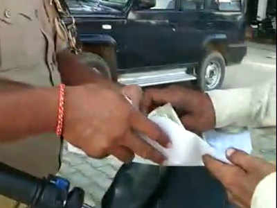 हरदोई: सफेद कागज में रख दो पैसे, पुलिसकर्मी का घूस लेते हुए वीडियो वायरल