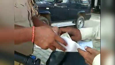 हरदोई: सफेद कागज में रख दो पैसे, पुलिसकर्मी का घूस लेते हुए वीडियो वायरल