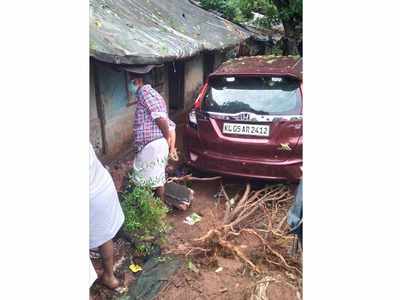 എംസി റോഡിൽ മറിയപ്പള്ളിയിൽ നിയന്ത്രണം വിട്ട കാർ റോഡരികിലെ വീട്ടിലേയ്ക്കു ഇടിച്ചു കയറി; വീട്ടമ്മ രക്ഷപെട്ടത് അത്ഭുതകരമായി