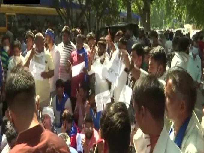 भीम आर्मी के कार्यकर्ताओं ने सफदरजंग अस्पताल के बाहर किया प्रदर्शन