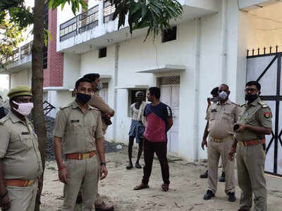 बाहुबली विजय मिश्रा की पत्नी और बेटे के खिलाफ पुलिस ने पिटवाई डुगडुगी, चस्पा कराया कुर्की का नोटिस