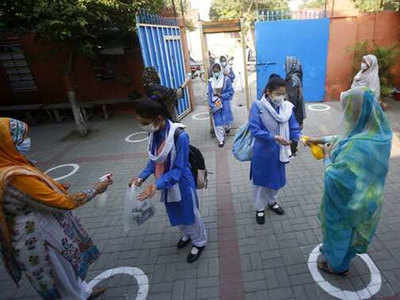 Coronavirus पाकिस्तानचे करोनावर नियंत्रण? सहा महिन्यानंतर शाळा सुरू