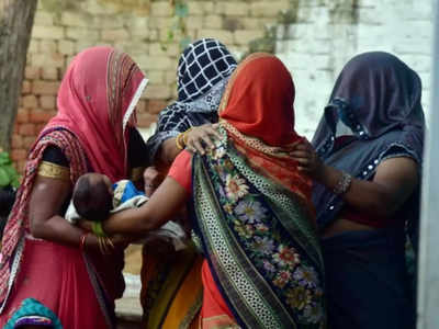 हाथरस गँगरेपः दलिताची मुलगी होती म्हणून प्रकरण दाबणार का? पीडितेच्या आईचा संतप्त सवाल