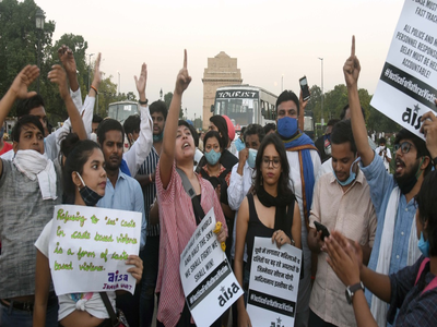 हाथरस गैंगरेप केस: गुड़िया को न्याय दिलाने के लिए सड़कों पर उतरे लोग, दिल्ली समेत पूरे देश में हो रहे प्रदर्शन