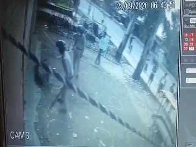 Siddharthnagar: यूपी पुलिस की बर्बरता का वीडियो वायरल, विक्षिप्त युवक की चौराहे पर की पिटाई