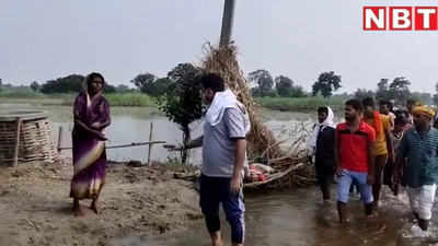 बिहार: RJD नेता का बाढ़ पीड़ितों में पैसा बांटने का वीडियो वायरल, देखिए क्यों हो रही चर्चा