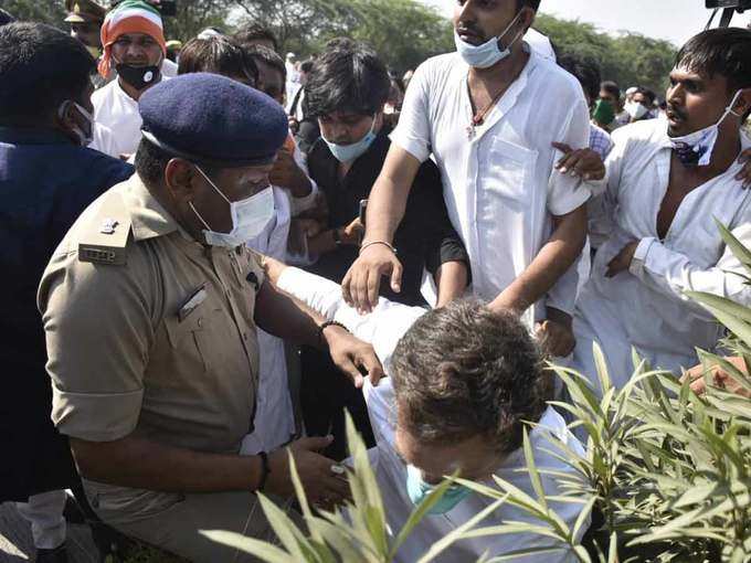राहुल को रोकने की कोशिश करती पुलिस