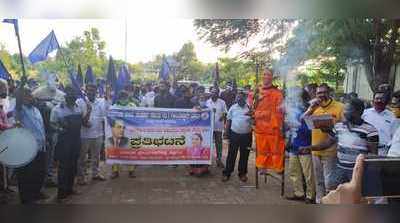 ಉಡುಪಿಯಲ್ಲಿ ಯೋಗಿ ಆದಿತ್ಯನಾಥ್‌ ಪ್ರತಿಕೃತಿ ದಹಿಸಿ ಚಪ್ಪಲಿಯೇಟು ನೀಡಿದ ಪ್ರತಿಭಟನಾಕಾರರು..!