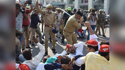 हाथरस और बलरामपुर कांड को लेकर लखनऊ में सपा कार्यकर्ताओं पर जमकर लाठीचार्ज, दौड़ा-दौड़ाकर पीटा गया