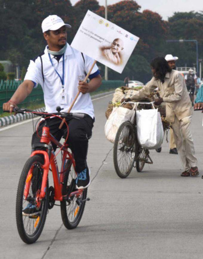 गांधी जयंती पर निकलीं साइकिलें