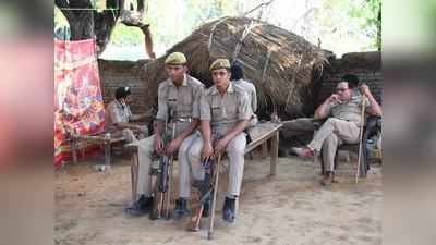 हाथरस कांडः गांव से छिपकर आया लड़का, बोला- ताऊ के सीने पर डीएम ने मारी लात, फोन छीनकर सबको कमरे में किया बंद