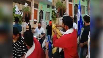 हाथरस के DM की धमकी के खिलाफ प्रदर्शन, जयपुर स्थित आवास के बाहर फेंका कचरा, भीम आर्मी ने चस्पा किए पर्चे