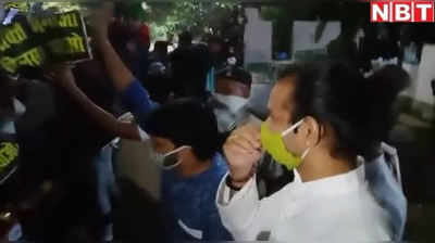 Bihar Election: दो विधायकों के खिलाफ RJD कार्यकर्ताओं ने किया राबड़ी आवास के बाहर हंगामा, शांत कराने आए तेजप्रताप