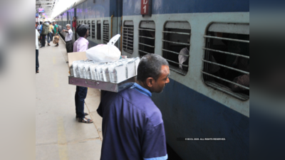 Indian Railways: कोरोना संकट के बीच रेलवे ने अपने फूड स्टॉलों को पका हुआ खाना बेचने की परमिशन दी, जानें क्या है शर्त