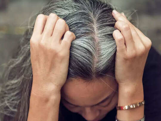 reason of gray hair, कम उम्र में बाल सफेद होने के कारण और इस समस्या से बचने के तरीके - causes for gray hair and methods of prevention - Navbharat Times reason of gray hair, कम उम्र में बाल सफेद होने के कारण और इस समस्या से बचने के तरीके - causes for gray hair and methods of prevention - Navbharat Times