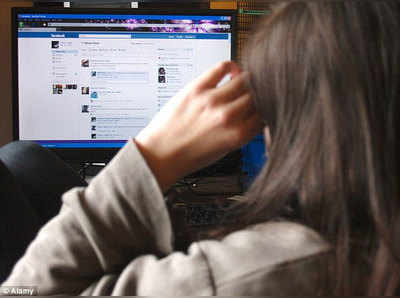 सोशल मीडिया पर 50 फीसदी से ज्यादा लड़कियों से हो रहा दुर्व्यवहार, सर्वे में फेसबुक पहले नंबर पर 
