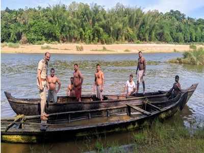 പണി കഴിഞ്ഞാല്‍ പുഴയുടെ മധ്യത്തില്‍ തോണി താഴ്ത്തും; തൂതപ്പുഴയില്‍ വീണ്ടും മണല്‍ക്കടത്ത്‌