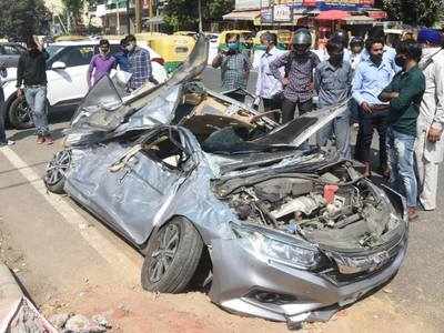 खौफनाक! दिल्‍ली के लाजपत नगर में कार पर पलटा ट्रक, भीतर बैठे दो लोगों की मौत