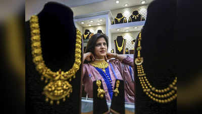 Gold Price Today: लगातार चौथे दिन सोने में गिरावट, 50 हजार के नीचे पहुंची कीमत!