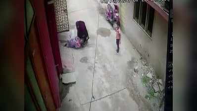 हैदराबाद: बालों से घसीटकर सास की बेरहमी से पिटाई कर रही थी बहू, विडियो वायरल, केस दर्ज