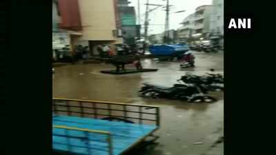 तमिलनाडु बारिश: मदुरै में सड़कें बनीं समंदर, लकड़ी के बोर्ड को नाव बनाकर चलने लगे लोग, देखें विडियो
