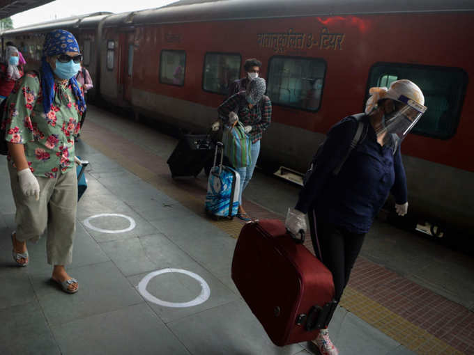 5- नई दिल्ली और देहरादून को जोड़ने वाली ट्रेन