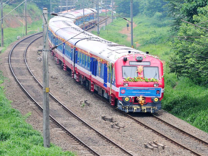3- हजरत निजामुद्दीन और पुणे की बीच दूसरी ट्रेन