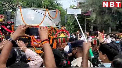 रामविलास पासवान की अंतिम यात्रा में उमड़ा लोगों का हुजूम, पटना में राजकीय सम्मान के साथ होगा अंतिम संस्कार