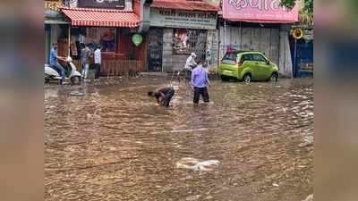 వర్షంలో గోల్డ్ కాయిన్స్.. మళ్లీ వాన కోసం చూస్తున్న జనం! 