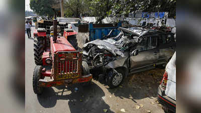 शादीपुर फ्लाईओवर पर ट्रैक्टर-ट्रॉली से टकराई कार, 3 दोस्तों की मौत