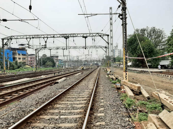 ठाणे में खाली दिखा रेलवे ट्रैक