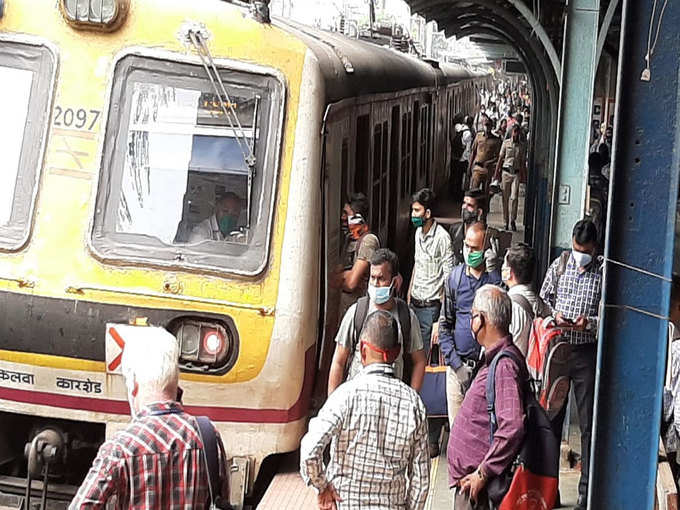 मुंबई में बिजली गुल, थम गई लोकल ट्रेन